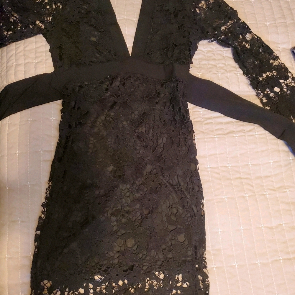 V-NECK LONG SLEEVE LACE DRESS